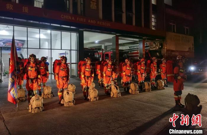 地震救援队伍紧急集结。　四川消防供图