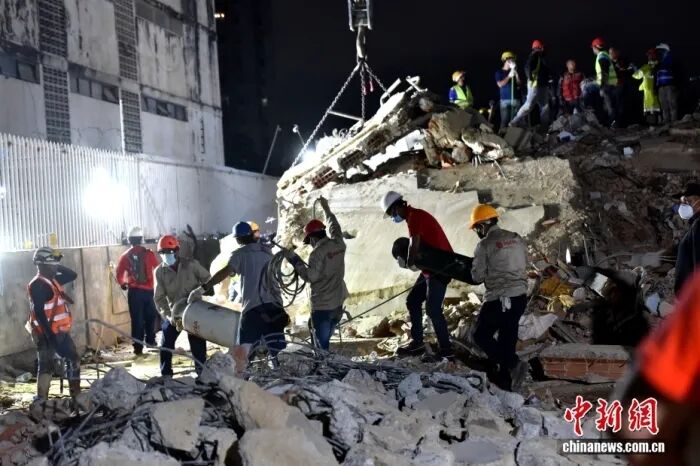 当地时间6月29日凌晨,在委内瑞拉加拉加斯地震灾害现场,近千名委内瑞拉、中国、卡塔尔等多国志愿者协同作战,搜寻幸存者和遇难者。<a target='_blank' href='/'>中新社</a>记者 林春茵 摄 当地时间6月29日凌晨,在委内瑞拉加拉加斯地震灾害现场,近千名委内瑞拉、中国、卡塔尔等多国志愿者协同作战,搜寻幸存者和遇难者。<a target='_blank' href='/'>中新社</a>记者 林春茵 摄