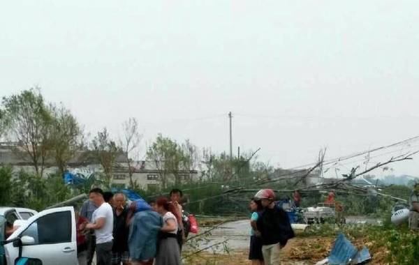 6月23日下午2点30左右，盐城阜宁、射阳部分地区出现强雷电、短时降雨、冰雹、雷雨大风等强对流天气，受钩状回波影响，阜宁县新沟镇等地出现34.6m/s(12级)大风，射阳海河镇等地出现27.9 m/s(10级)大风，造成房屋倒塌、人员伤亡、道路受阻、设施农业受损等灾害。据初步统计，截止23日下午22点，已有78人死亡，多人受伤，具体灾情正在进一步核实中，当地正在组织救援。