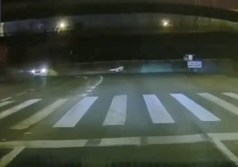 无锡高架桥坍塌 现场惨烈 车辆被压扁 伤亡情况不明